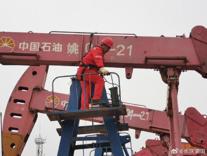采油三厂油房庄二区抢抓时机开展设备维保,确保抽油机高效稳定运行